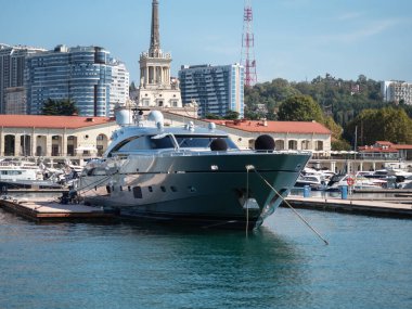 Rusya, Soçi 05.10.2019. Sochi limanında büyük bir tekne.