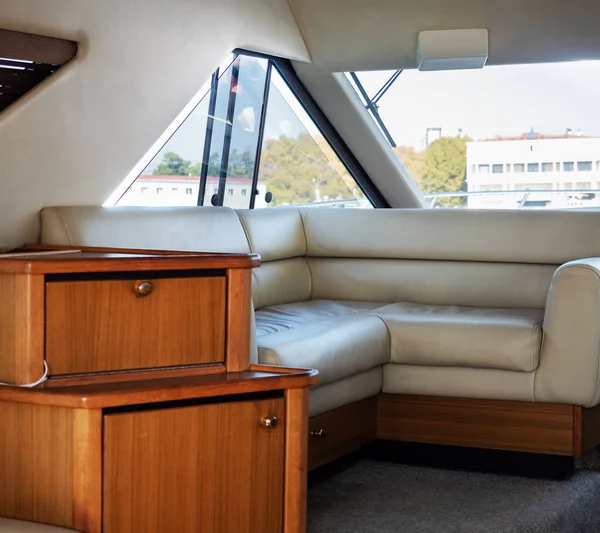 Шкіряний кутовий диван всередині човна з видом з вікна — стокове фото