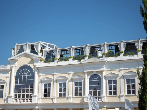 Restaurante no último andar de um edifício com plantas nas varandas — Fotografia de Stock