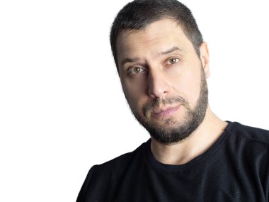 Beyaz arka planda siyah süveter giyen sakallı hoş bir adam.