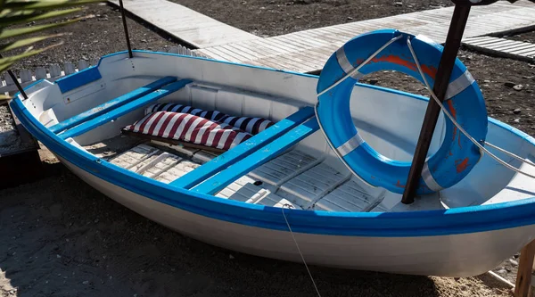 Trä livbåt på en havsstrand i Sochi — Stockfoto