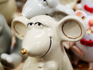 Komik seramik, kalın, saç kesimli beyaz fare. 2020 yılının sembolü.