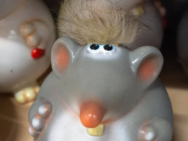 Zabawna figurka ceramiczna gruba szara mysz z farbą do włosów. Symbol Nowego Roku 2020 — Zdjęcie stockowe