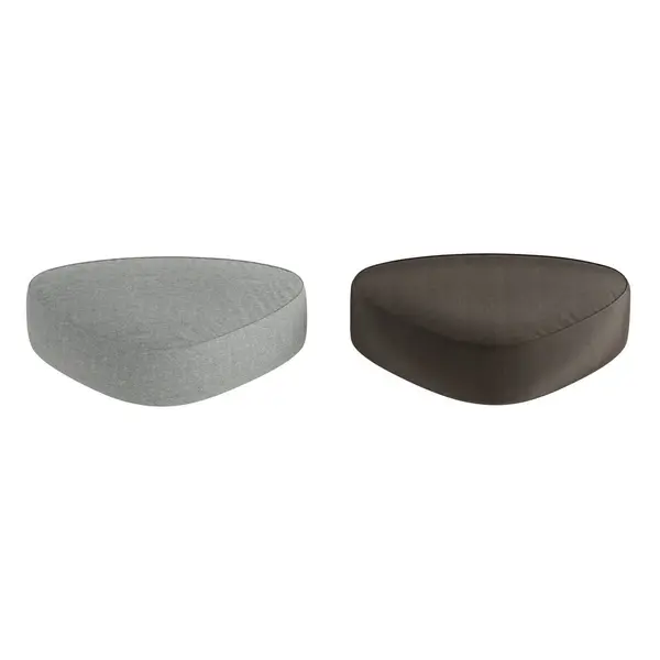 Deux poufs doux en tissu triangulaire sur fond blanc. Rendu 3d — Photo