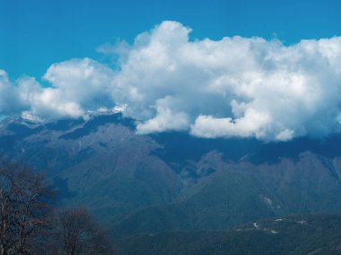 Dağda güzel beyaz bir bulut uzanır ve bir gölge bırakır.
