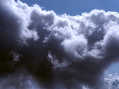 Parlak mavi gökyüzüne karşı kara gök gürültüsü. Yakın çekim.