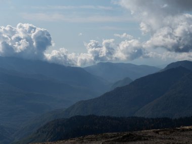 Mavi gökyüzü ve bulutlarla dağların güzel manzarası