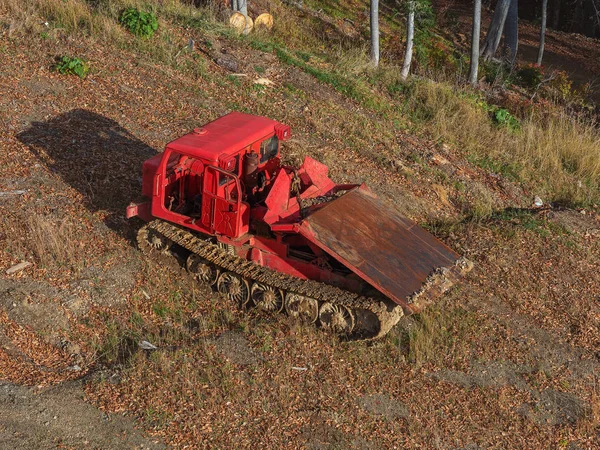 Tt-4 červená housenka traktor na štěrkové ploše mezi suché trávy — Stock fotografie