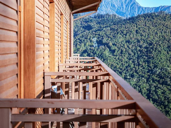 Vista perspicaz das varandas do hotel em um fundo de montanhas verdes — Fotografia de Stock