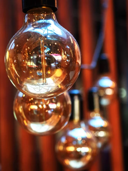Imagen vertical de bombillas brillantes transparentes con reflejo interior en ellas . —  Fotos de Stock