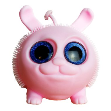 Pembe yuvarlak plastik oyuncak, büyük yuvarlak mavi gözleri ve izole bir arka planı var.