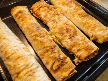 Siyah bir tavada altın kabuklu iştah açıcı ekmek.