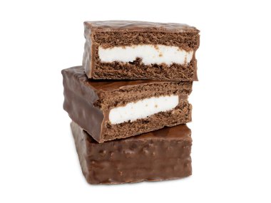 Beyaz arka planda beyaz kremalı çikolatalı sufle.