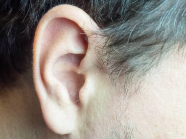 Beyaz adamın kulağının yatay fotoğrafını kapat.