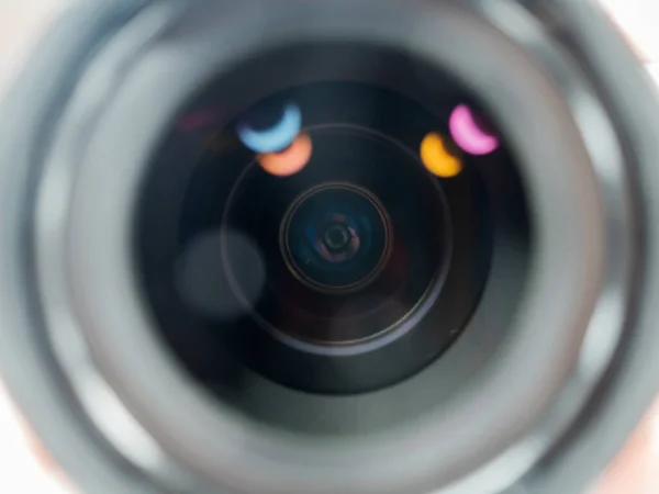 Close-up foto met focus in het midden en wazig rond de cameralens — Stockfoto