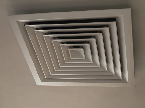 Fotoğraf, havalandırma kapağı açısında. Açık tavanda kare desenli bir kapağı var.