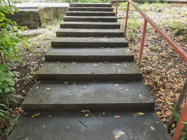 Sokakta demir parmaklıklı beton merdiven.