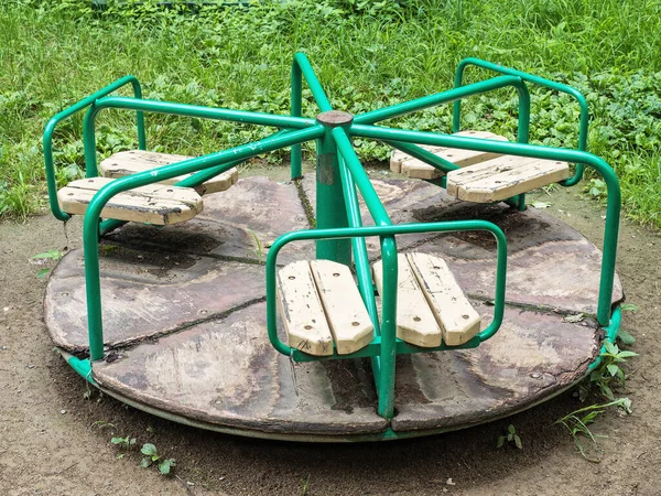 Sokaktaki çocuk parkında yeşil salıncak