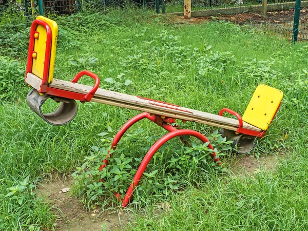 Barnens swing balancer på grönt gräs på gatan — Stockfoto