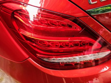 Rusya, Soçi 07.23.2019. Kırmızı bir Mercedes Mercedes 'in stop lambası.