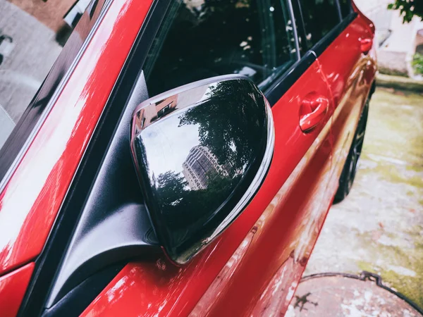 赤い車の上に黒い鏡のドアが閉まり — ストック写真