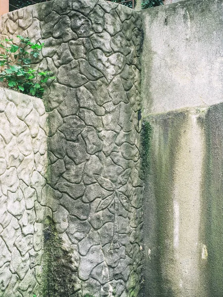 Sokakta desenleri olan dekoratif beton duvar. — Stok fotoğraf