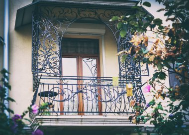 Yuvarlak kahve masalı, güzel, dövülmüş balkon.
