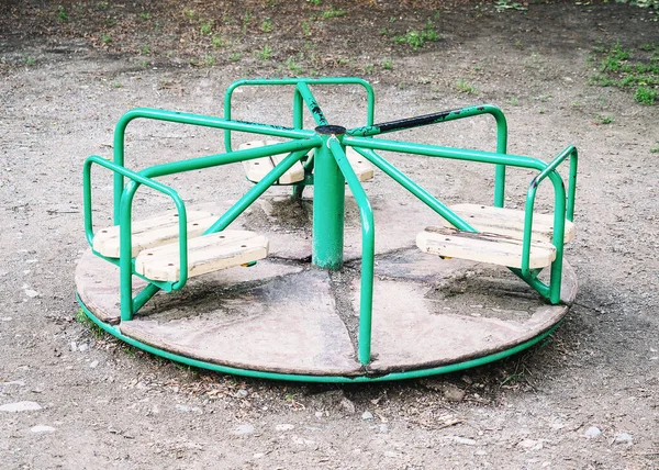 Balanço verde redondo no parque infantil na rua — Fotografia de Stock