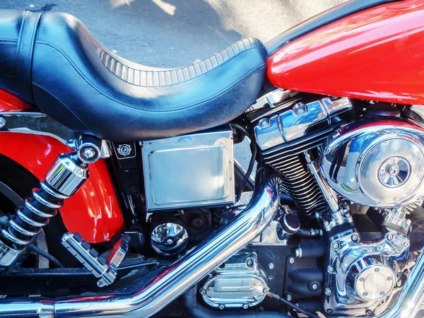 Närbild motorcykel sida visa reflekterande metall och svart läder säte — Stockfoto