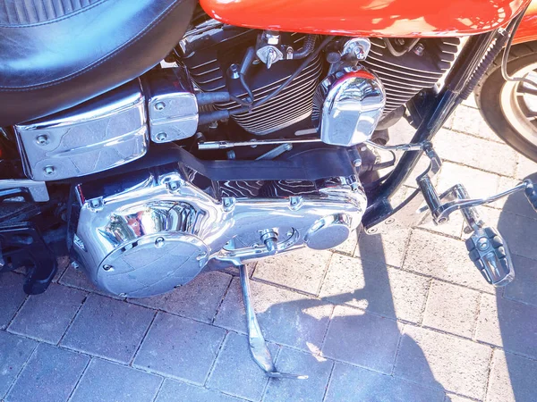Primeros planos del motor de la motocicleta de metal reflectante lateral. Tintado ligero —  Fotos de Stock