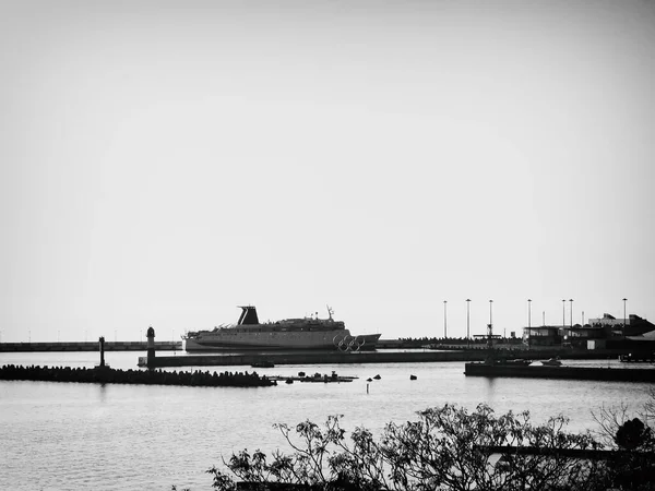 Imagem do navio na doca do porto. Preto e branco — Fotografia de Stock