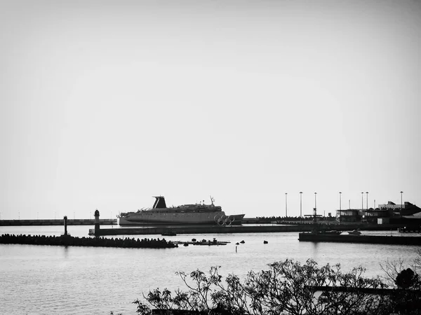 Picture of ship at seaport dock. Black-and-white — Stock Photo, Image