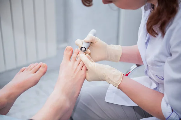 Processo de maquinaria profissional de pedicure no salão de beleza — Fotografia de Stock