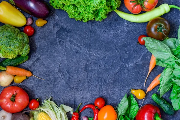 Marco de alimentos orgánicos. Verduras frescas crudas y verdes sobre el fondo de hormigón oscuro. Concepto de estilo de vida saludable. Desintoxicación, dieta. Espacio para texto, enfoque selectivo —  Fotos de Stock