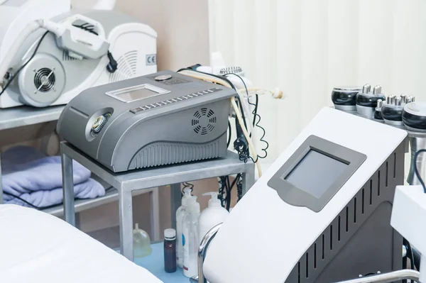 Moderne laser massage apparatuur in de beautysalon of fysiotherapie kliniek. Selectieve aandacht. Gezonde levensstijl concept — Stockfoto