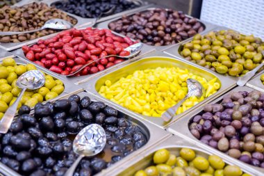 Satılık bir pazar yeri de çeşitli zeytin kâse. Organik, sağlıklı, vejetaryen diyet gıda kavramı arka plan. Seçici odak