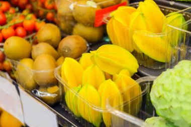 Egzotik meyveler plastik tepsilerde süpermarket, sebze Dükkanı, çiftçi pazar içinde çeşididir. Organik, sağlıklı, vejetaryen diyet gıda kavramı. Seçici odak