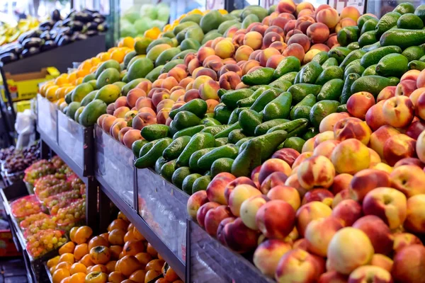 Chiudi Frutta e verdura fresca al bancone del negozio di verdure, mercato agricolo. Dieta biologica, sana, vegetariana concetto di cibo. Focus selettivo — Foto Stock