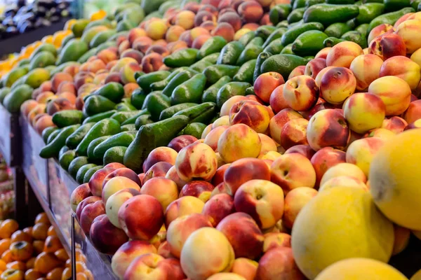 Zblízka čerstvé ovoce a zeleninu na přepážce Zeleninový krámek, farmář tržiště. Ekologického, zdravého, vegetariánské stravě potravin koncept. Selektivní fokus — Stock fotografie