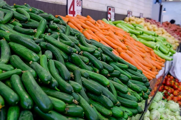 Zblízka čerstvá zelenina na přepážce Zeleninový krámek, farmář tržiště. Ekologického, zdravého, vegetariánské stravě potravin koncept. Selektivní fokus — Stock fotografie