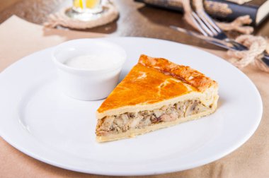 Tek bir dilim tavuk ve tablo servis restoran üzerinde beyaz tabakta soslu mantar pasta kapatın. Seçici odak, metin için yer.
