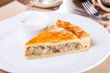 Tek bir dilim tavuk ve tablo servis restoran üzerinde beyaz tabakta soslu mantar pasta kapatın. Seçici odak, metin için yer.