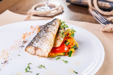 Biftek balık beyaz tabakta sebze yastık ile ızgara kapatın. Restoran hizmet. Seçici odak, metin için yer