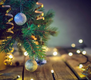 Noel ağacı süsleme ve ahşap antika masa ışıkları ile vazoda bileşimi. Retro tarzı Noel arka plan. Yumuşak seçici odak. Metin için yer.