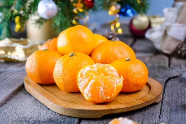 Mandalina ile Noel kavramı, Dekorasyon, hediye ve baharat eski rustik ahşap masa üzerinde ile çam dalları. Yeni yıl arka plan. Seçici odak. Vintage tonlama