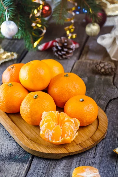 Mandalina ile Noel kavramı, Dekorasyon, hediye ve baharat eski rustik ahşap masa üzerinde ile çam dalları. Yeni yıl arka plan. Seçici odak. Vintage tonlama