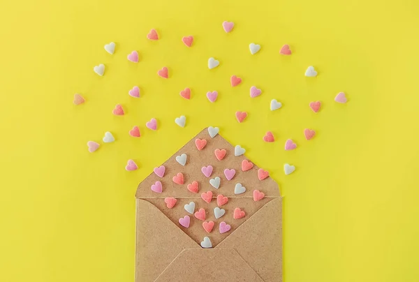 Çok Renkli Tatlı Şeker Şeker Kalpler Craft Kağıt Zarf Dışarı — Stok fotoğraf