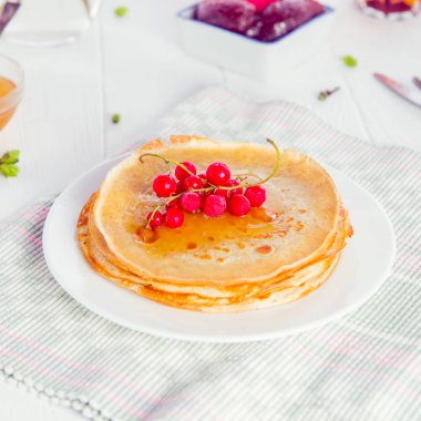 Frenk üzümü çilek hizmet beyaz tahta masada ile ince krep. Rustik tarzı. Geleneksel Rus krep hafta (Maslenitsa). Seçici odak, metin için yer. Kare kartı.