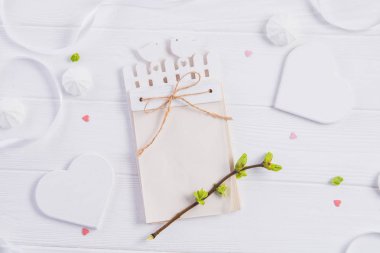 Üstten Görünüm kompozisyonu el sanatları defter boş boş, şube ile yeşillik, merengue tatlılar ve şeker kalpler ahşap arka plan üzerinde genç sürgünler. Sanat kavramı. Seçici odak. Metin için yer.