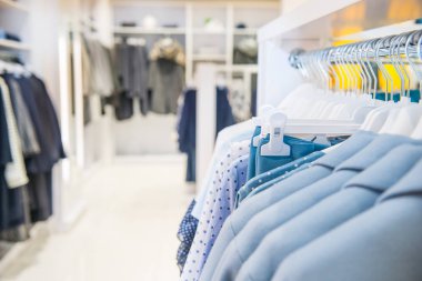 Yakın mavi elbise askıları eşya, butique renk. Kıyafet ayarla olun. Alışveriş Merkezi. Alışveriş. Satış. Alışveriş Merkezi. Seçici odak, metin için yer.